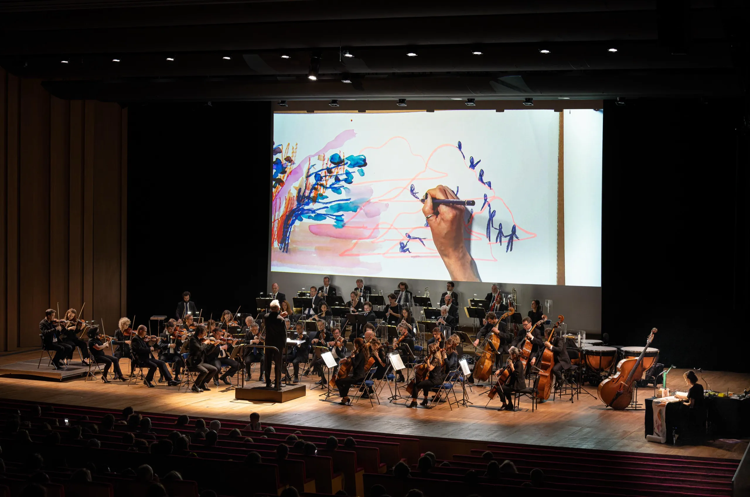 Dessin en direct projeté au-dessus d’un orchestre en concert