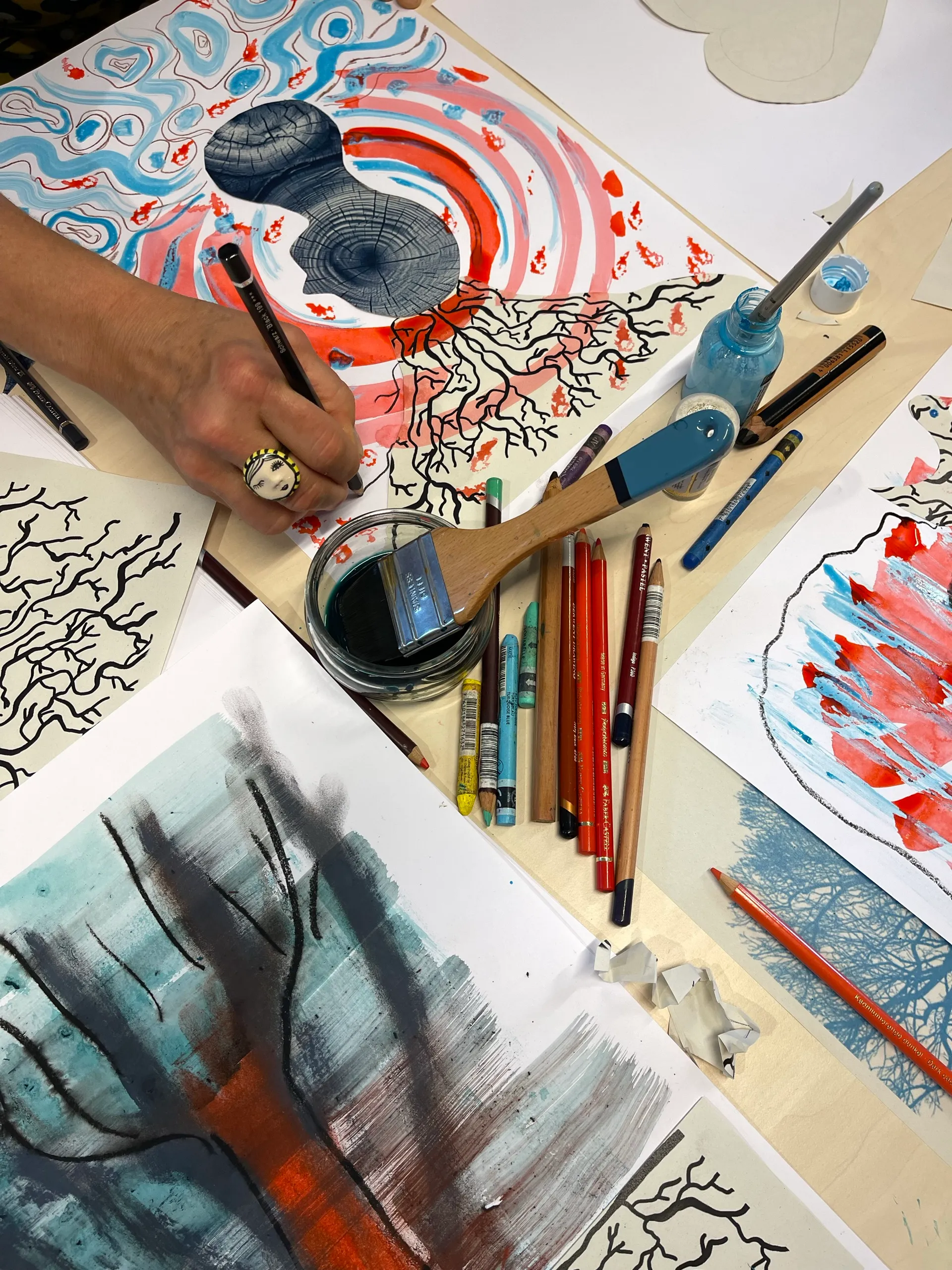 Céline Ziwès dessine un arbre à l’encre pendant un atelier