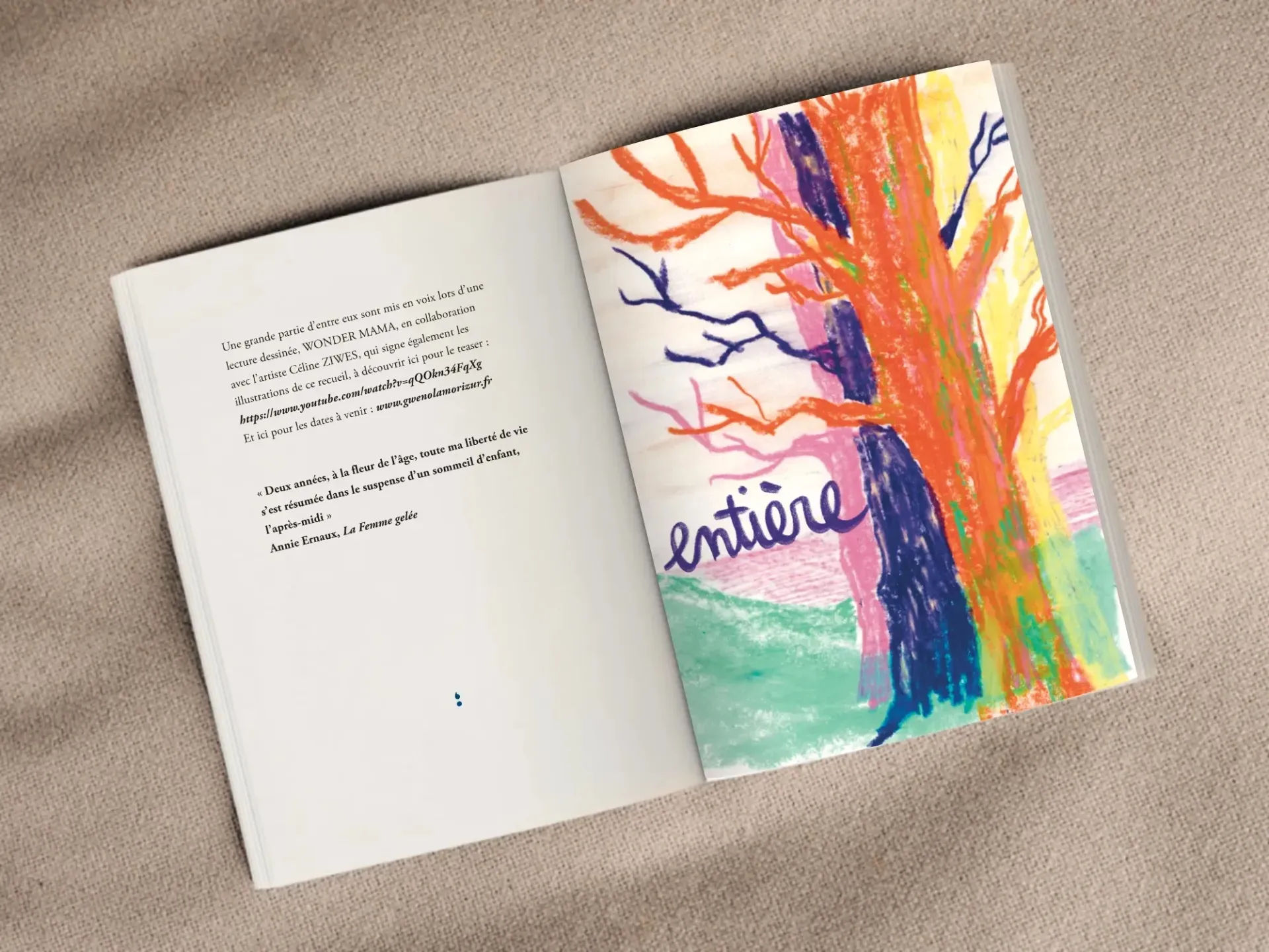 Double page de Wondermama : un grand arbre aux pastels et le mot « entière »