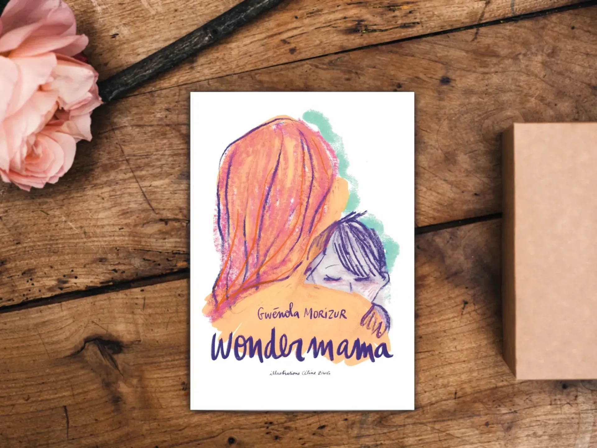Le livre Wondermama posé sur une table en bois